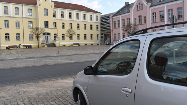 Wenn Eltern ihre Kinder zur Schule am Schlossplatz bringen oder von dort abholen, halten viele kurzzeitig hier auf dem Schloßplatz.
