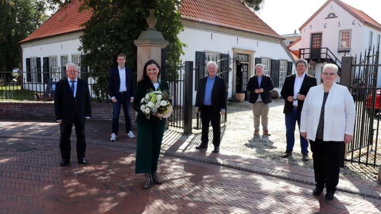 Erneut für ihren Wahlkreis nominiert worden ist Gitta Connemann. Das Foto zeigt v.l. Rudolf Seiters, Pascal Albers, Gitta Connemann, Bernd Busemann, Holger Cosse, Günter Wigbers und Hildegard Hinderks. Erneut für ihren Wahlkreis nominiert worden ist Gitta Connemann. Das Foto zeigt v.l. Rudolf Seiters, Pascal Albers, Gitta Connemann, Bernd Busemann, Holger Cosse, Günter Wigbers und Hildegard Hinderks.