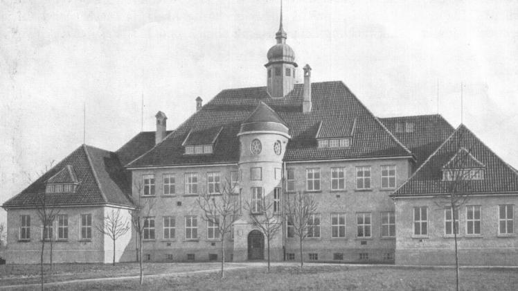 Der schmucke äußere Schein trügt: In der Heil- und Pflegeanstalt Wehnen – hier die Frauenabteilung F im Jahr 1911 – herrschte ab 1934 ein gnadenloses Hungerregime. Der schmucke äußere Schein trügt: In der Heil- und Pflegeanstalt Wehnen – hier die Frauenabteilung F im Jahr 1911 – herrschte ab 1934 ein gnadenloses Hungerregime.