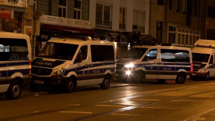 Mit einem großen Personaleinsatz hat die Bremer Polizei am Wochenende die Einhaltung der Ausgangssperre kontrolliert.