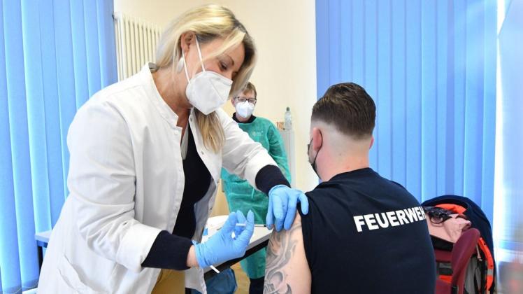 Erst zur Impfung, dann zur Ausbildung: Die Grevesmühlener Ärztin Dr. Sylvia Schnitzer impft Feuerwehrmann Daniel Schmal.