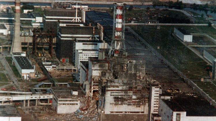 Der Blick auf den zerstörten Reaktor des Atomkraftwerkes Tschernobyl in der Ukraine nach der Explosion am 26. April 1986. Es war die bis dato größte zivile Nuklearkatastrophe. Radioaktives Material in der Atmosphäre verseuchte weite Teile Russlands, Weißrusslands und der Ukraine; die radioaktive Wolke zog bis nach Mitteleuropa und zum Nordkap.