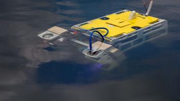 Ein Tauchroboter mit einem hochauflösendem 3D-Laser schwimmt im Hafenbecken.