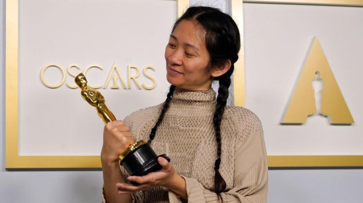 Chloe Zhao, Regisseurin, mit dem Oscar für den besten Film für "Nomadland" im Presseraum bei den Oscars in der Union Station.