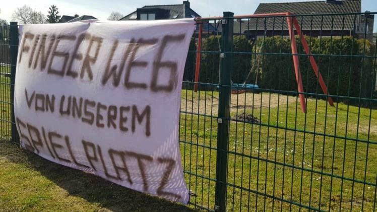 "Finger weg von unserem Spielplatz", fordern die Anwohner im Bereich der Straße "Zum Weißen Bild" in Aschendorf. "Finger weg von unserem Spielplatz", fordern die Anwohner im Bereich der Straße "Zum Weißen Bild" in Aschendorf.