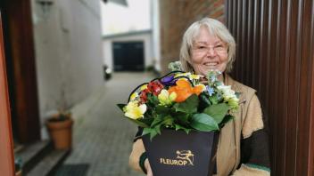 Annemarie Klawuhn freute sich sehr über den bunten Blumenstrauß.