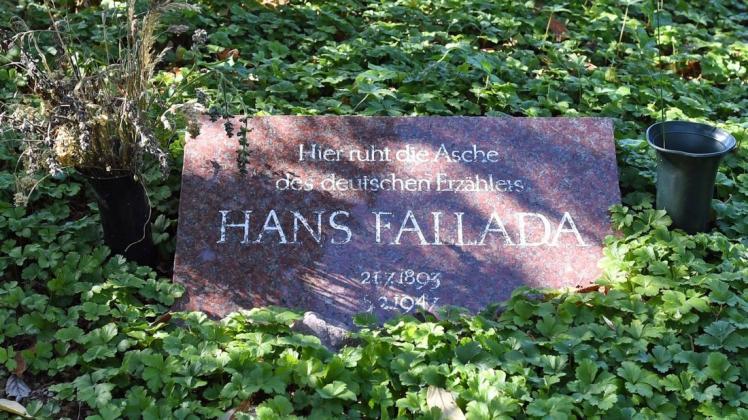Die letzte Ruhestätte des Erzählers Hans Fallada in Carwitz in Mecklenburg-Vorpommern.