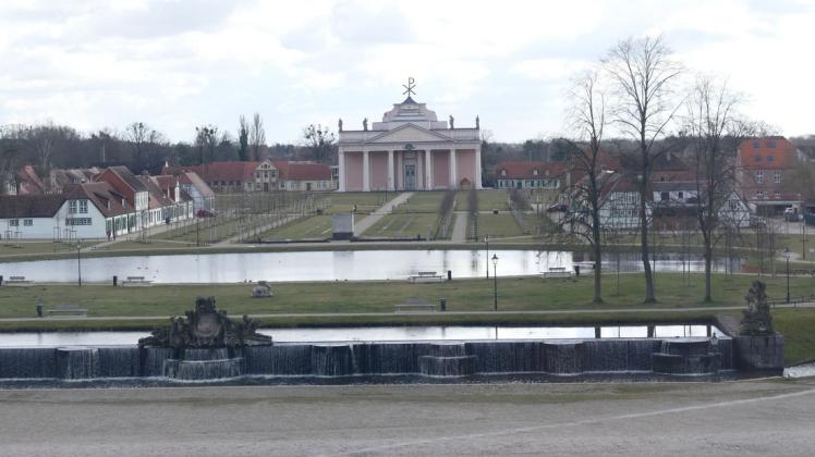 Im Rahmen des Gedenkens zum 76. Jahrestag der Befreiung des KZ Wöbbelin lädt die Evangelische Stadtkirchengemeinde herzlich zu einem ökumenischen Gottesdienst am Sonntag, dem 2. Mai, um 10 Uhr, in die Ludwigsluster Stadtkirche ein.