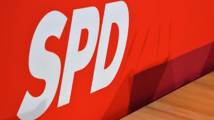 Ein SPD-Logo ist in der Parteizentrale an einer roten Wand zu sehen.