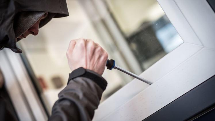 Ein Mann demonstriert in einer polizeilichen Beratungsstelle, wie Einbrecher Fenster aufhebeln. Im Corona-Jahr 2020 hat die Polizei in Nordwestmecklenburg weniger Wohnungseinbrüche registriert.