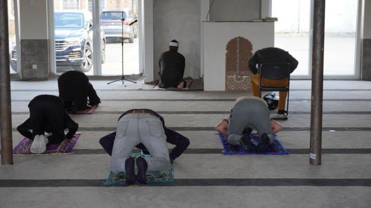 Beten ohne Körperkontakt und mit Abstand: Für Muslime in Zeiten des Ramadans und des Coronavirus eine Umstellung. Das Bild entstand im sanierten großen Gebetsraum der Moschee an der Riedemannstraße in Meppen.