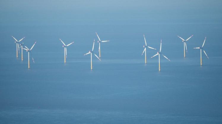 Nordsee-Windpark: Für zwangsabgeschaltete Windräder auf hoher See müssen Stromkunden inzwischen fast genauso viel Entschädigungszahlungen leisten wie für Anlagen an Land.
