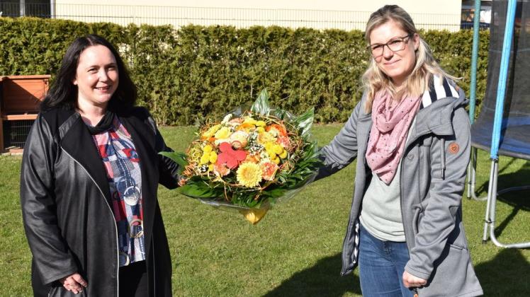 Gelungene Überraschung: Johanna Grigo (r.) überbrachte Jana Ruder in Sternberg einen Blumenstrauß. Damit bedankte sich ihr Vater für die Unterstützung insbesondere während der langen Krankheit ihrer Mutter.