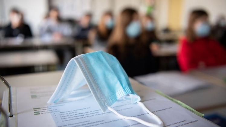 Anders als in Hamburg müssen Schüler in MV über Stunden Masken tragen, während sie ihre Abschlussprüfungen schreiben.