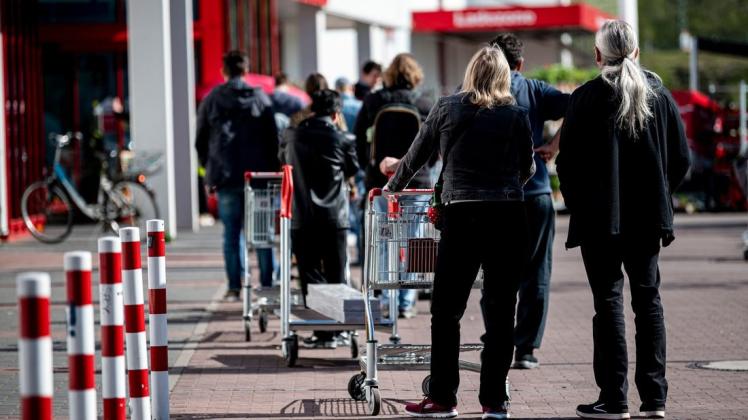 Im Mai drohen besonders lange Warteschlangen vor Supermärkten. (Symbolbild)