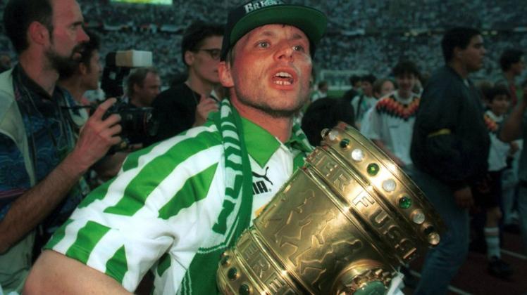Zwischen Sieg und Sucht:  Uli Borowka feiert 1994 den DFB-Pokaltriumph mit dem SV Werder Bremen. Jetzt berichtete er in der BBS Bersenbrück von seiner Suchtkarriere. (Archivfoto)