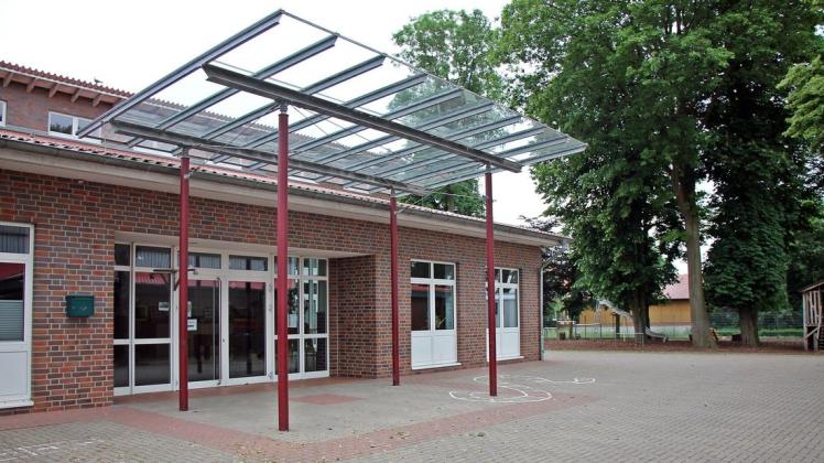 Der Blick auf den Eingangsbereich der Grundschule im Ortsteil Vörden.