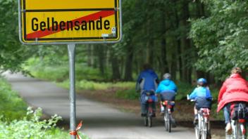 Radfahrer unterwegs in der Rostocker Heide.