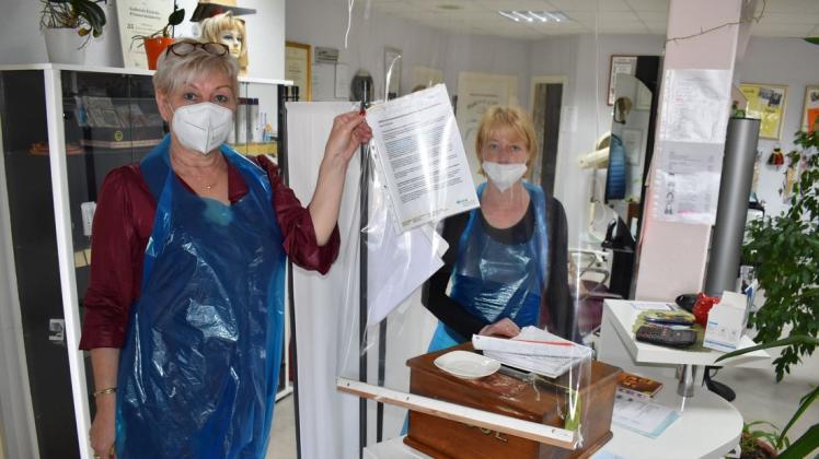 Im Beauty Center Sternberg setzen Inhaberin Gabriele Einicke (l.) und Mitarbeiterin Angela Patzlaff auf bestmögliche Sicherheit für ihre Kunden und sich selbst.