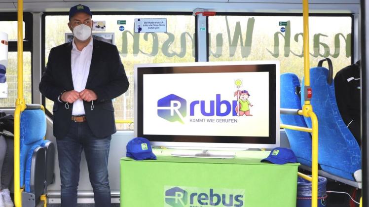 Rufbus und Taxi in einem: rebus-Geschäftsführer Thomas Nienkerk stellte das Konzept zu rubi vor.