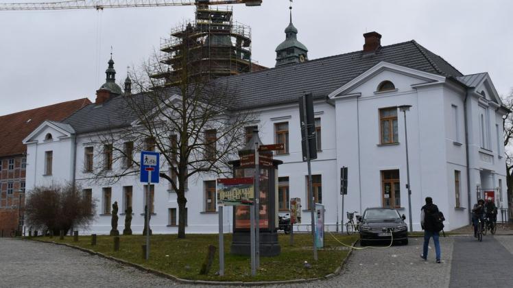 Auf diesem Rasenstück zwischen Museum und Theater in Güstrow soll das Barlach-Denkmal einmal stehen. Die drei Grazien hinten links sollen zwischengelagert und später woanders platziert werden.
