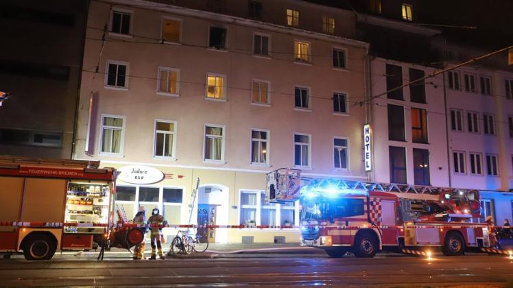 Einsatzkräfte haben sieben Menschen aus einem Bremer Hotel gerettet. Dort war ein Brand in einem Zimmer ausgebrochen.