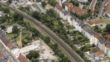 Der kleine Bahnhof wird zwischen der Iburger Straße, Sutthauser Straße und der Wörthstraße gebaut – auf der dreieckigen Grünfläche in der Bildmitte. (Archivfoto)