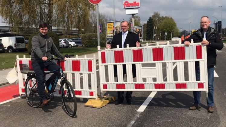Weg mit den Absperrungen: Klimaschutzmanager Markus Pietrucha (von links), FDP-Politiker Uwe Hildebrandt und Baustadtrat Lars Bredemeier geben die Hans-Böckler-Straße wieder frei.