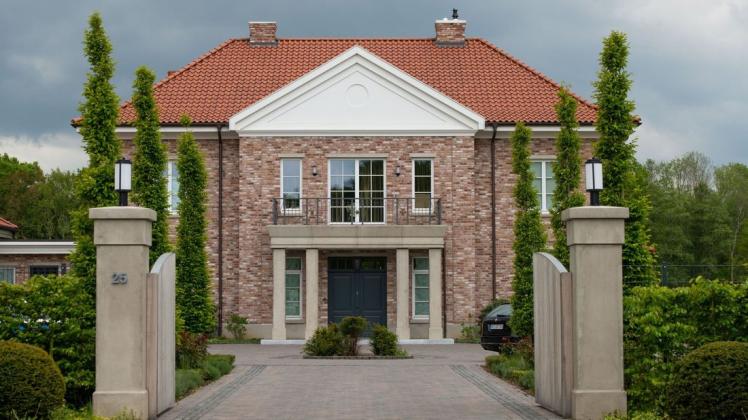 Die Villa der teilweise unter Betrugsverdacht stehenden Familie Holt steht zum Verkauf.
