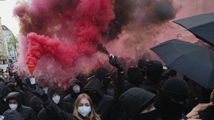Berlin: Bei der "Demonstration zum revolutionären 1. Mai" wird Pyrotechnik gezündet und mit Böllerm auf Polizisten geworfen.