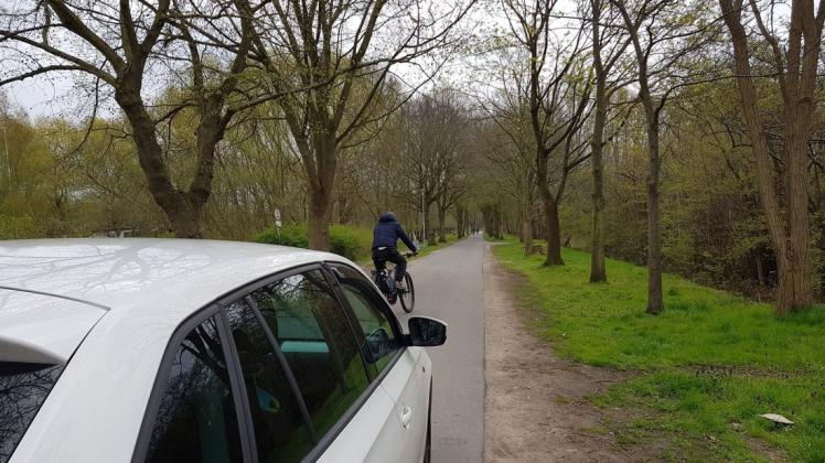 Autos, Radfahrer und Fußgänger teilen sich den Gummiweg. Sehr zum Ärger von Wolfgang Wehrmann.