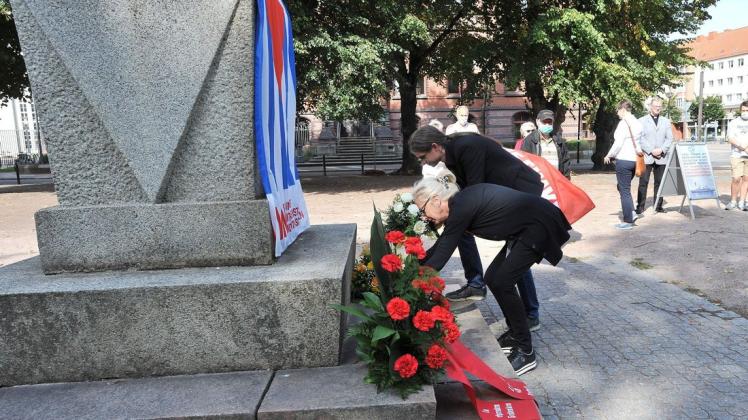 Anlässlich des Gedenktags  für die Opfer des Faschismus legen Bürgerschaftspräsidentin Regine Lück (Linke, vorne) und -mitglied Felix Winter (Grüne) im September 2020 Blumen am Ehrenmal im Rosengarten nieder.