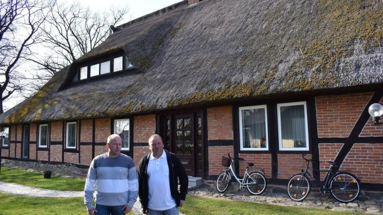 Viel Zeit und Geld haben Stefan (l.) und Andreas Hollmann mit ihren Eltern in die Sanierung des Hauses gesteckt.