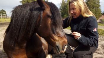 Tanja Böge mit ihrem Pferd „Lightning“. Auch mit ihren eigenen Tieren führt die 47-Jährige nach eigener Aussage Gespräche, in denen sie per Telepathie richtige Antworten erhält.