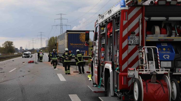 Das Trümmerfeld auf der Autobahn, die mehrere Stunden gesperrt blieb, reichte mehrere hundert Meter weit. Das Trümmerfeld auf der Autobahn, die mehrere Stunden gesperrt blieb, reichte mehrere hundert Meter weit.