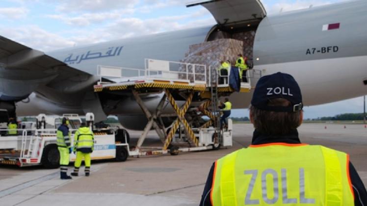 Der Zoll überwacht die Anlieferung der Hilfsgüter am Flughafen Bremen im Mai 2020.