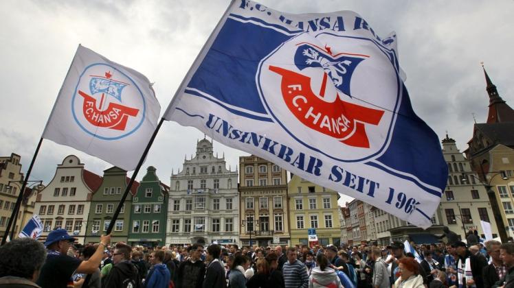 Während 2012 Hansa-Fans, Vereins- und Mannschaftsmitglieder vor dem Rostocker Rathaus für den Erhalt des FC Hansa Rostock demonstrierten, könnte der Anlass für einen ähnlichen Menschenauflauf in diesem Jahr ein möglicher Aufstieg in die 2. Bundesliga sein.