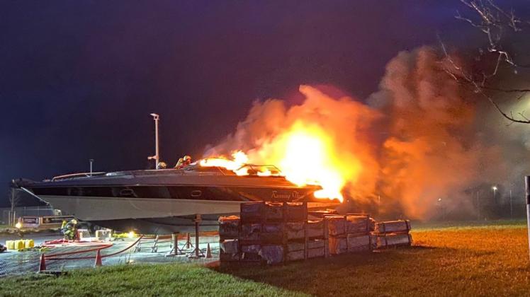 Die Yacht Running Three geriet in Ahrensburg in Brand.