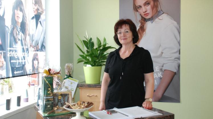 Friseurmeisterin Cornelia Tietz in ihrem neuen Geschäft in Berge, in dem sie vorerst mittwochs ihre Kundschaft empfängt.