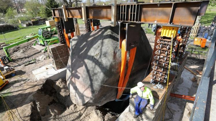 Mittels Hydraulikpressen und Gurten wurde der "Große Stein" angehoben.