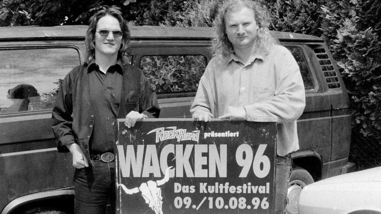 Die Wacken-Gründer Thomas Jensen (links) und Holger Hübner 1996 – beide gerade einmal 30 Jahre alt. 1996 kamen zum 7. Wacken Open Air 8000 Fans und es spielten 32 Bands.
