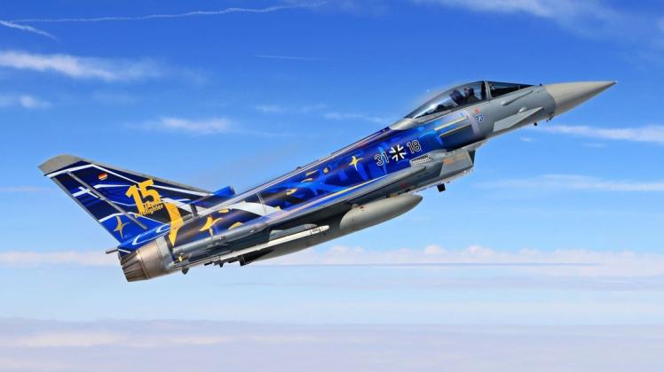 Diese Folie des Eurofighter, ein Jubiläumsdesign, wird als Miniatursilhouette verkauft zu guten Zwecken: die Geschwaderfarben Blau und Gelb.