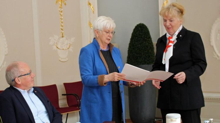 Urkunde zur Auszeichnung: Gerda Hasselfeldt (Mitte) überreichte sie Marita Lemke. Links Dieter Heidenreich.