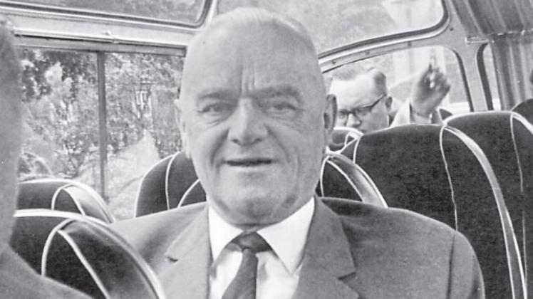 Er prägte das katholische Gemeindeleben und die Sozialpolitik in Delmenhorst nach dem Krieg mit: Georg Gloger bei einem Busausflug im Mai 1965.
