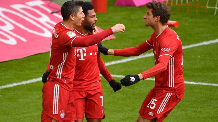 Die Bayern sind schon vor ihrem Heimspiel gegen Borussia Mönchengladbach zum neunten Mal in Folge deutscher Meister. Verfolger Leipzig verlor und Dortmund und kann die Münchner nicht mehr einholen.