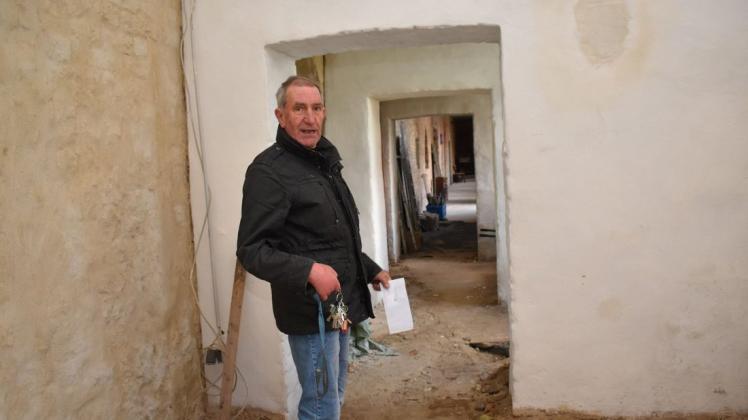 Vereinsvorsitzender Hans-Georg Harloff im Kreuzgang des Klosters Rühn. Die Arbeiten gehen dort Stück für Stück weiter.