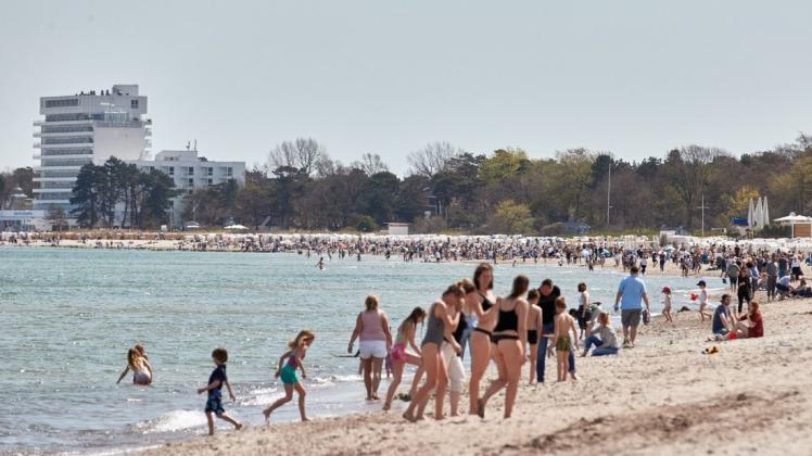 Wieder raus an den Strand: Zahllose Menschen genießen am Sonntag die Sonne und Wärme am Ostsee-Strand. Seit Samstag, 8. Mai 2021 sind die Tourismusangebote in der inneren Lübecker Bucht wieder für Gäste geöffnet.