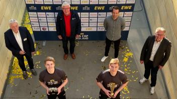 Im Konfettiregen freuten sich die Sieger André Schnettberg und Marvin Krämer (vorne) gemeinsam mit (hinten v.l.): Hermann Wilkens, Hubert Börger, Patrick Vehring und Gerhard Niemann (EWE).