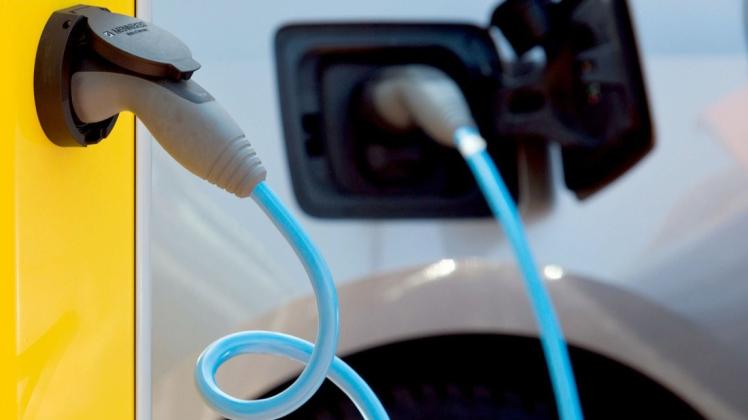 Die Bundesregierung fördert Plug-In-Hybrid-Fahrzeuge. Die Grünen kritisieren, dass der elektrische Antrieb der Fahrzeuge kaum genutzt werde.