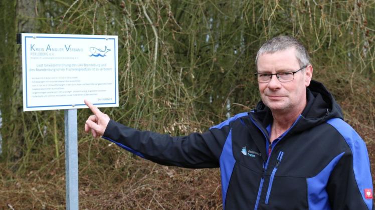 Jürgen Kalowsky, Vorsitzender des Angelvereins Lenzen, an einem der auf den Anglerparkplätzen aufgestellten Verbotsschilder.